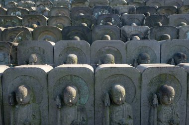 Tokyo, Japonya - 3 Mart 2023: Japonya 'daki Ueno Park' ta bulunan Jomyoin Tapınağı 'nda çocukların ve yolcuların koruyucu tanrısı Jizo' nun taş heykelleri.