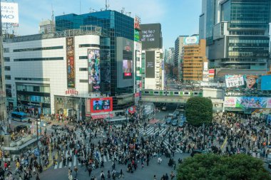 Tokyo, Japonya - 4 Mart 2023: Tokyo, Japonya 'daki ünlü Shibuya Geçidi' nden geçen insanlar.