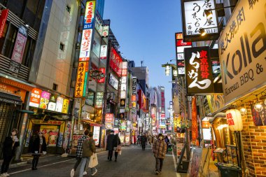 Tokyo, Japonya - 7 Mart 2023: Shinjuku, Tokyo, Japonya 'daki Kabukicho mahallesindeki bir sokakta yaşayan insanlar.