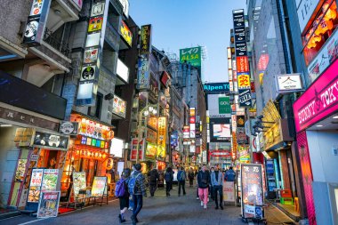 Tokyo, Japonya - 7 Mart 2023: Shinjuku, Tokyo, Japonya 'daki Kabukicho mahallesindeki bir sokakta yaşayan insanlar.