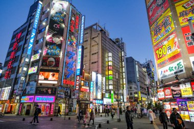 Tokyo, Japonya - 7 Mart 2023: Shinjuku, Tokyo, Japonya 'daki Kabukicho mahallesindeki bir sokakta yaşayan insanlar.