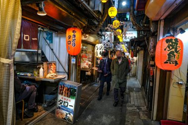 Tokyo, Japonya - 7 Mart 2023: Shinjuku, Tokyo, Japonya 'daki Kabukicho mahallesindeki bir sokakta yaşayan insanlar.