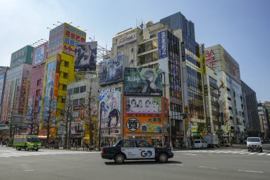 Tokyo, Japonya - 7 Mart 2023: Tokyo 'nun Akihabara semtinde bir taksi, anime, manga ve video oyunu dükkanlarıyla ünlüdür..