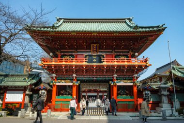 Tokyo, Japonya - 7 Mart 2023: Chiyoda, Tokyo, Japonya 'daki Kanda Myojin Tapınağını ziyaret eden insanlar.