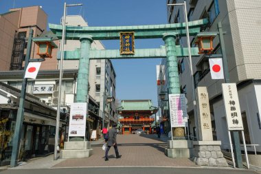 Tokyo, Japonya - 7 Mart 2023: Chiyoda, Tokyo, Japonya 'daki Kanda Myojin Tapınağını ziyaret eden insanlar.
