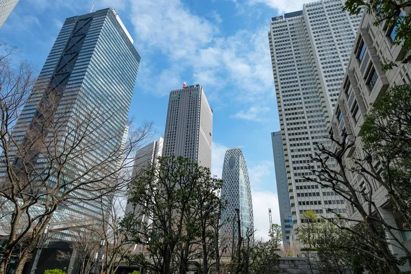 日本东京 2023年3月6日 日本新宿商业区的摩天大楼 背景是日本东京的Gakuen茧塔 — 图库照片