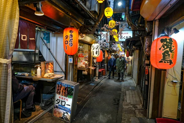Tokyo, Japonya - 7 Mart 2023: Shinjuku, Tokyo, Japonya 'daki Kabukicho mahallesindeki bir sokakta yaşayan insanlar.
