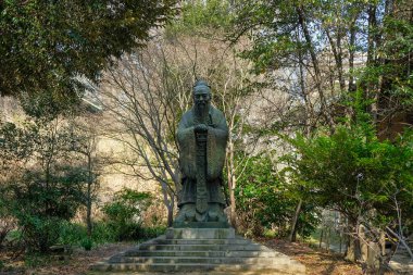 Tokyo, Japonya - 7 Mart 2023: Yushima, Tokyo, Japonya 'da bir Konfüçyüs tapınağı olan Yushima Seido' da Konfüçyüs heykeli.