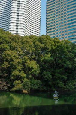 Tokyo, Japonya - 9 Mart 2023: Tokyo 'nun merkezinde, Tokyo, Japonya' daki Benkei Hendeği 'nde balık tutan bir adam.