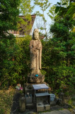 Tokyo, Japonya - 9 Mart 2023: Zojoji Tapınağındaki Kannon Heykeli, Tokyo, Japonya 'da bulunan bir Budist tapınağıdır..