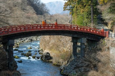Nikko, Japonya - 11 Mart 2023: Nikko, Japonya 'daki Shinkyo Köprüsü' nde Budist bir keşiş.