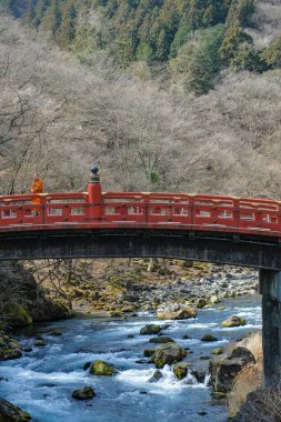 Nikko, Japonya - 11 Mart 2023: Nikko, Japonya 'daki Shinkyo Köprüsü' nde Budist bir keşiş.