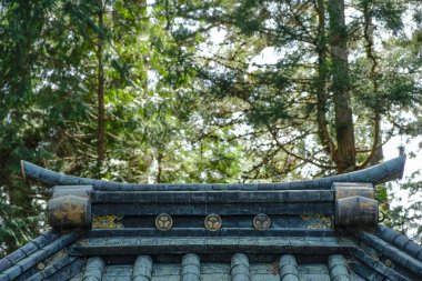 Nikko, Japonya - 11 Mart 2023: Nikko Toshogu, Japonya 'nın Nikko kentinde bulunan UNESCO Dünya Mirası Tapınağı' nın çatısı.