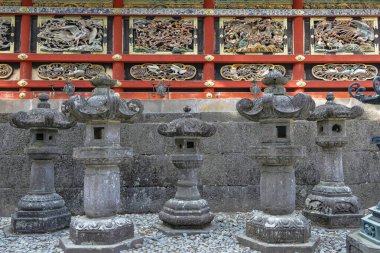 Nikko, Japonya - 11 Mart 2023: Nikko Toshogu 'daki fenerler, Japonya' nın Nikko kentindeki UNESCO Dünya Mirası Alanı 'nın tapınağı.