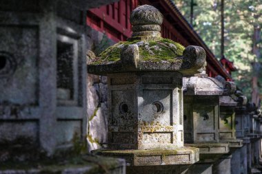 Nikko, Japonya - 11 Mart 2023: Nikko Toshogu 'daki fenerler, Japonya' nın Nikko kentindeki UNESCO Dünya Mirası Alanı 'nın tapınağı.
