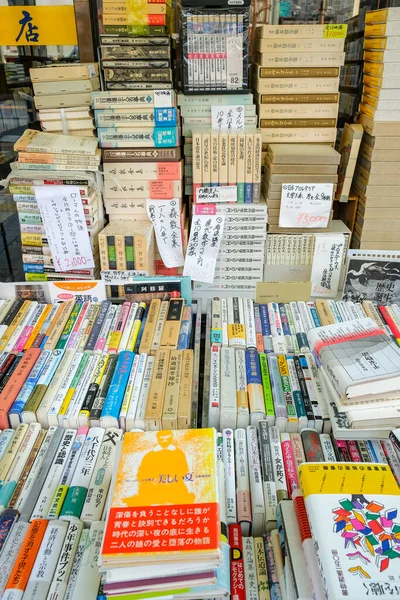 日本东京 2023年3月7日 日本东京金波乔附近一家二手书店的一些书籍的详情 — 图库照片