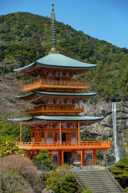 Nachikatsuura, Japonya - 19 Mart 2023: Kumano Nachi Taisha 'daki Seigantoji Pagoda Japonya' nın Nachikatsuura kentindeki bir Shinto tapınağıdır..