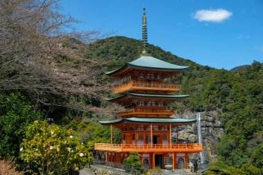 Nachikatsuura, Japonya - 19 Mart 2023: Kumano Nachi Taisha 'daki Seigantoji Pagoda Japonya' nın Nachikatsuura kentindeki bir Shinto tapınağıdır..