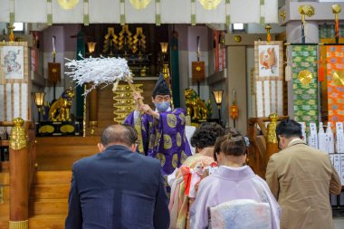 Osaka, Japonya - 21 Mart 2023: Namba Tapınağı 'nda seremoni düzenleyen bir rahip Japonya' nın Osaka kentindeki Dotonbori semtinde bir tapınaktır..