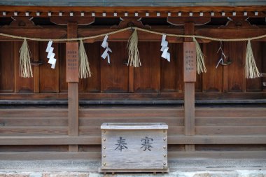 Osaka, Japonya - 21 Mart 2023: Namba Tapınağı Japonya 'nın Osaka kentindeki Dotonbori Mahallesi' nde bir Şinto tapınağıdır..