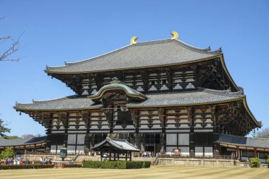 Nara, Japonya - 22 Mart 2023: Todaiji Tapınağını ziyaret eden turistler Japonya 'nın Nara kentindeki bir Budist tapınağıdır..