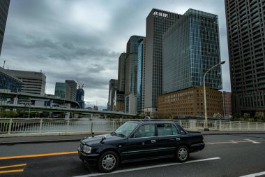 Osaka, Japonya - 24 Mart 2023: Osaka, Japonya 'daki Chikuzenbashi Köprüsü' nde bir taksi.