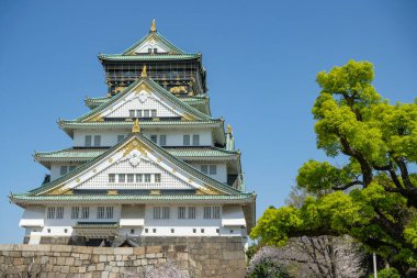 Osaka, Japonya - 29 Mart 2023: Osaka Kalesi, Japonya 'nın en ünlü kalelerinden biridir..