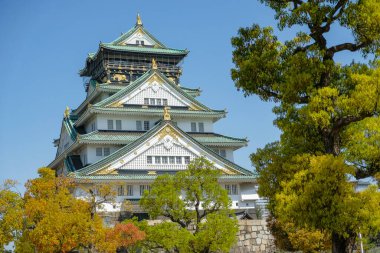 Osaka, Japonya - 29 Mart 2023: Osaka Kalesi, Japonya 'nın en ünlü kalelerinden biridir..