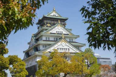 Osaka, Japonya - 29 Mart 2023: Osaka Kalesi, Japonya 'nın en ünlü kalelerinden biridir..