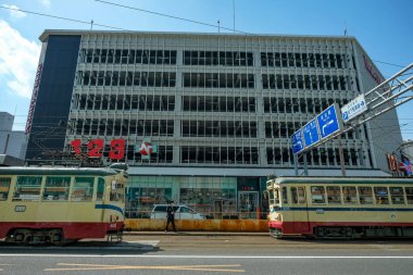 Kochi, Japonya - 10 Nisan 2023: Kochi, Japonya 'nın merkezinden geçen tramvaylar.