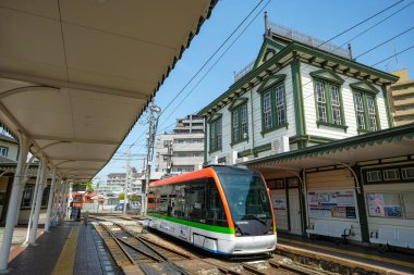 Matsuyama, Japonya - 11 Nisan 2023: Japonya Matsuyama 'daki Dogo Onsen İstasyonu' nda bir tramvay.