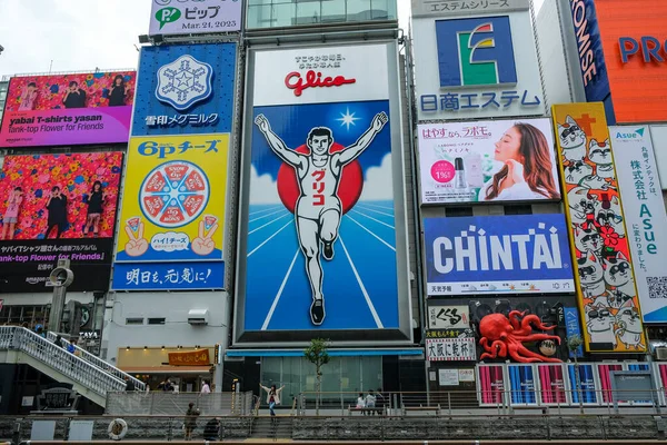 오사카 2023 관광객들 오사카의 도톤보리에 앞에서 사진을 — 스톡 사진
