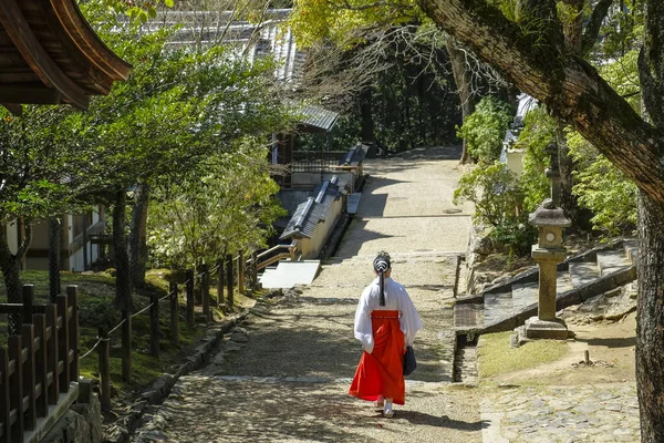 Nara Japão Março 2023 Uma Mulher Vestida Quimono Santuário Kasuga — Fotografia de Stock
