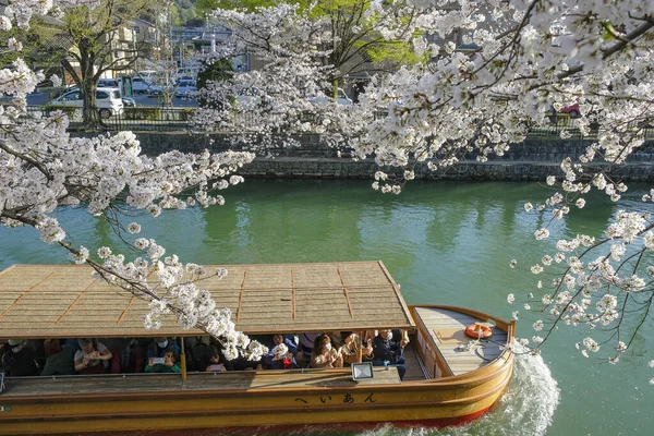日本京都 2023年3月28日 游客们在日本京都乘坐樱花在冈崎运河上划船 — 图库照片