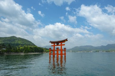 Hatsukaichi, Japonya - 17 Nisan 2023: Itsukushima Adası 'ndaki Itsukushima Tapınağı' nda yüzen Torii, Japonya.