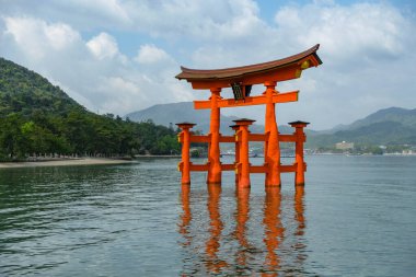 Hatsukaichi, Japonya - 17 Nisan 2023: Itsukushima Adası 'ndaki Itsukushima Tapınağı' nda yüzen Torii, Japonya.