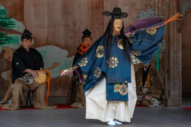 Hatsukaichi, Japonya - 17 Nisan 2023: Miyajima Adası, Hiroşima Bölgesi, Japonya 'daki Itsukushima Tapınağı' nda klasik Japon dansı.