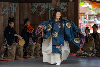 Hatsukaichi, Japonya - 17 Nisan 2023: Miyajima Adası, Hiroşima Bölgesi, Japonya 'daki Itsukushima Tapınağı' nda klasik Japon dansı.