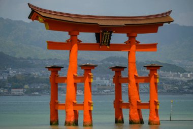 Hatsukaichi, Japonya - 17 Nisan 2023: Itsukushima Adası 'ndaki Itsukushima Tapınağı' nda yüzen Torii, Japonya.