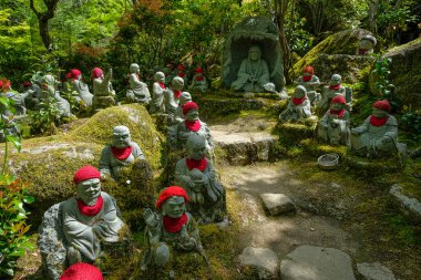 Hatsukaichi, Japonya - 17 Nisan 2023: Daisho-in Tapınağı 'ndaki küçük heykeller, Japonya' nın Hiroşima ilinin Miyajima adasında yer alan bir Budist tapınağıdır..