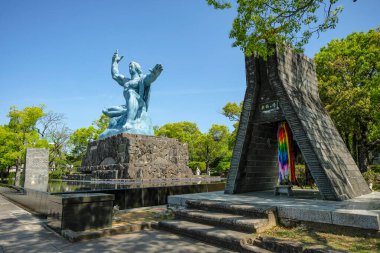 Nagasaki, Japonya - 23 Nisan 2023: Japonya 'nın Nagasaki kentindeki Barış Parkı' nda heykeltıraş Seibou Kitamura 'nın Barış Heykeli.