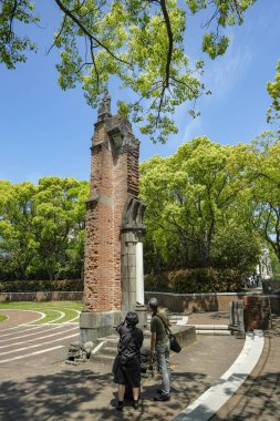 Nagasaki, Japonya - 23 Nisan 2023: Nagasaki Barış Parkı 'ndaki Urakami Katedrali kalıntıları.