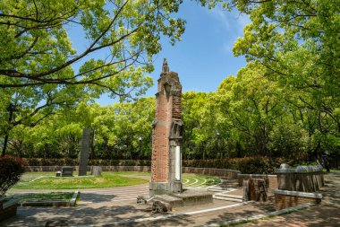 Nagasaki, Japonya - 23 Nisan 2023: Nagasaki Barış Parkı 'ndaki Urakami Katedrali kalıntıları.
