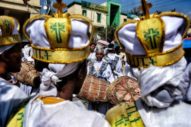Gondar, Etiyopya - 18 Ocak 2018: Geleneksel beyaz kefenli Hıristiyanlar, Etiyopya 'daki Gondar caddelerinde düzenlenen Timkat geçit töreninde davul çalıyorlar.