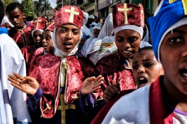 Gondar, Etiyopya - 18 Ocak 2018: Genç Etiyopya Ortodoks Hıristiyanları Gondar, Etiyopya 'daki her yıl düzenlenen Timkat festivali alayında şarkı söylüyorlar.