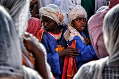 Gondar, Etiyopya - 18 Ocak 2018: Genç Etiyopya Ortodoks Hıristiyanları Gondar, Etiyopya 'daki her yıl düzenlenen Timkat festivali alayında şarkı söylüyorlar.