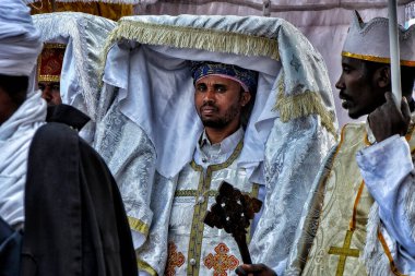 Gondar, Etiyopya - 18 Ocak 2018: Ortodoks rahipler, Etiyopya 'nın Gondar kentinde düzenlenen geleneksel Timka festivali için düzenlenen törenle Ahit Sandığı' nın bir tabotunu, bir modelini taşıyorlar..