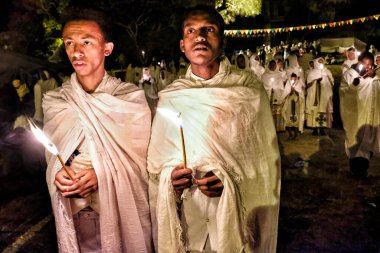 Gondar, Etiyopya - 19 Ocak 2018: Pilgrimler her yıl Etiyopya 'nın Gondar kentinde düzenlenen Timkat festivalinde mum ışığında dua ediyorlar.