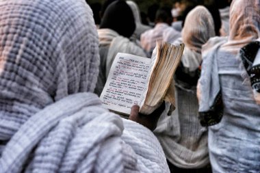 Gondar, Etiyopya - 19 Ocak 2018: Kadınlar Etiyopya 'nın Gondar kentinde düzenlenen geleneksel Timkat Festivali' nde Fasilides Hamamı 'nda dua ediyorlar..
