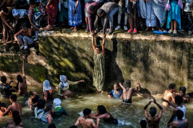 Gondar, Etiyopya - 19 Ocak 2018: Etiyopya 'nın Gondar kentindeki geleneksel Timkat festivalinde Fasilides hamamlarının kutsal sularında yıkanan hacılar.